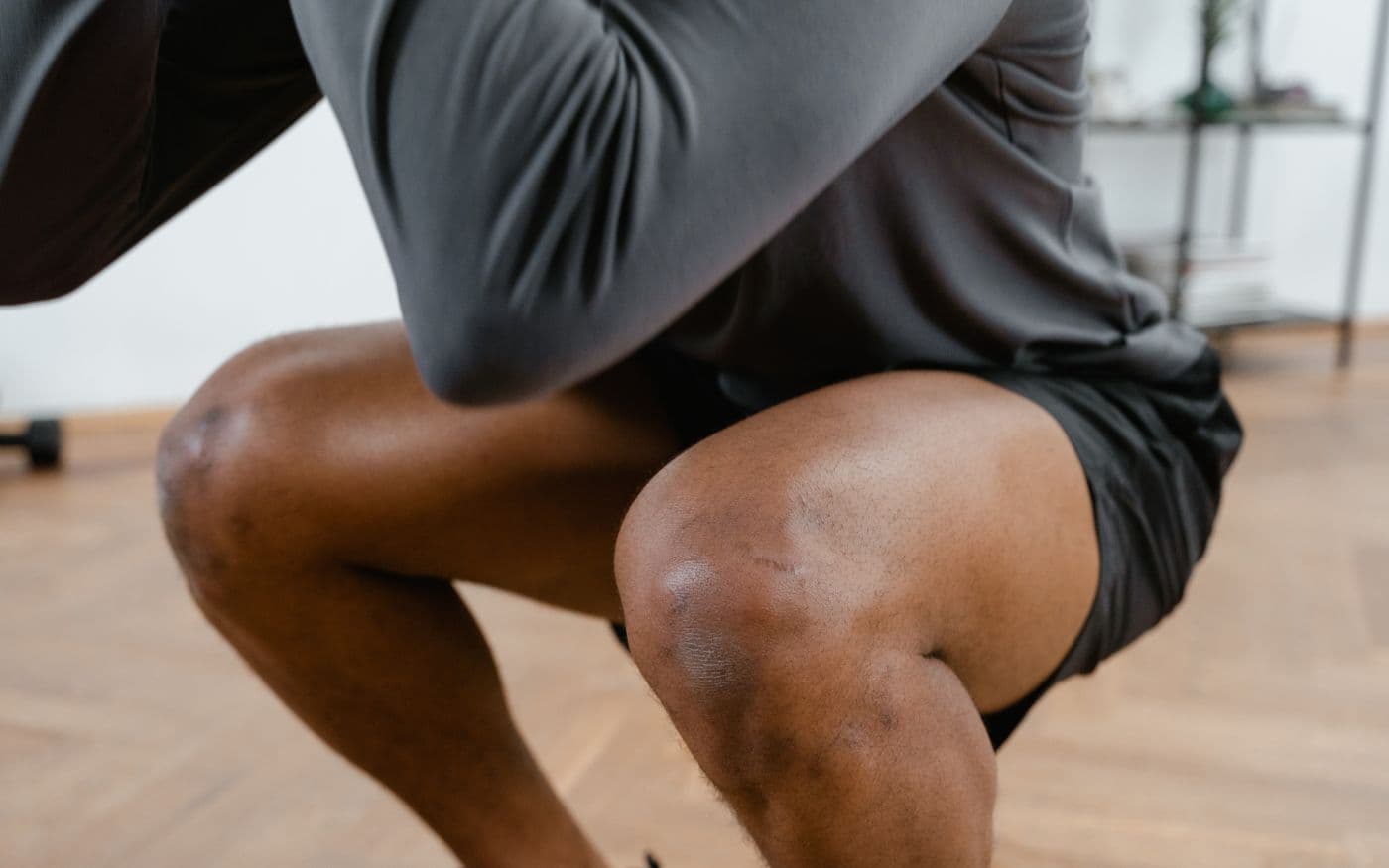 Nahaufnahme der Knie in einer tiefen Kniebeuge
