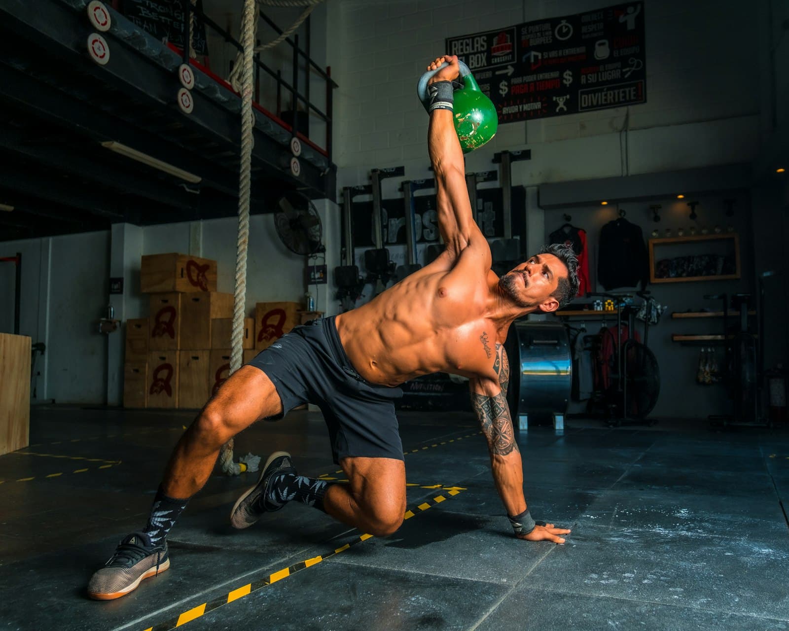 Athlet trainiert mit einer Kettlebell im Functional-Training-Gym