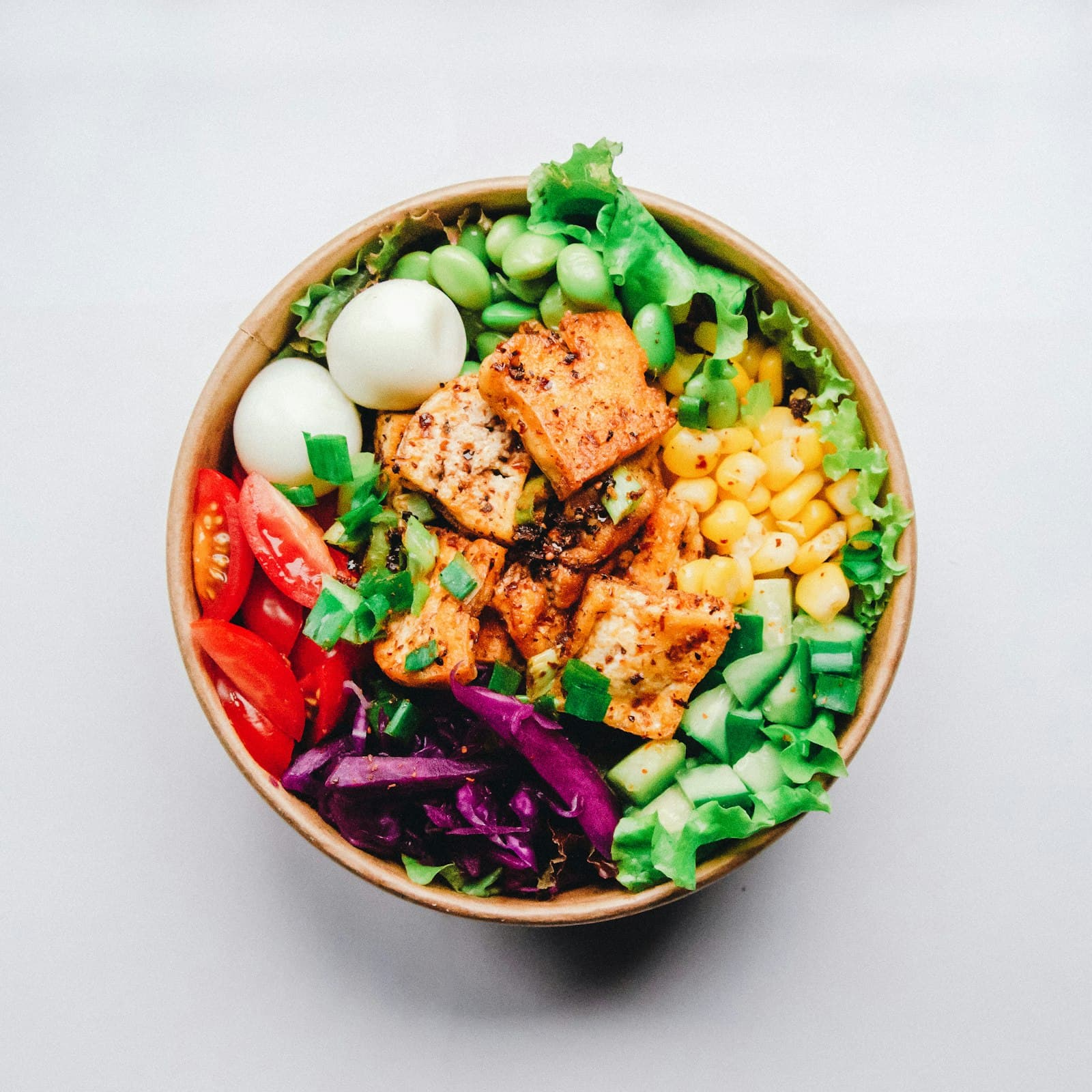 Bunte Bowl mit Gemüse, Eiern und Tofu für eine kalorienbewusste Ernährung